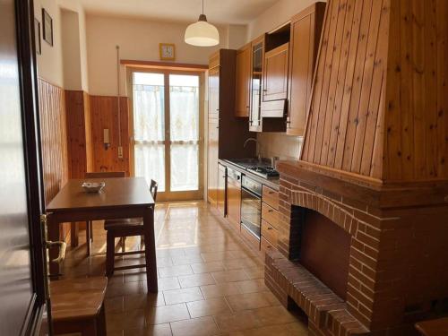 a kitchen with a fireplace and a table and a dining room at Bellavista (grande) in Barete