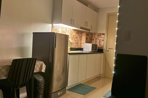 Meowcation Condo in Makatiにあるキッチンまたは簡易キッチン