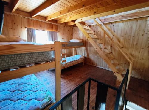 - une vue de tête sur une cabine avec 2 lits superposés dans l'établissement La Torre del Lago, à Villa Meliquina