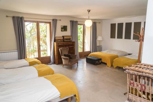 - une chambre avec 2 lits et un bureau dans l'établissement Mas dans la campagne pour loisirs et télétravail, à Sarrians