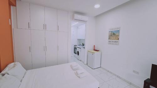 リマソールにあるSTAY Terra Cota Studioの白い部屋(ベッド1台、キッチン付)