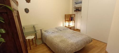 niewielka sypialnia z łóżkiem i biurkiem w obiekcie Chambre Angers centre-ville gare 1 w mieście Angers