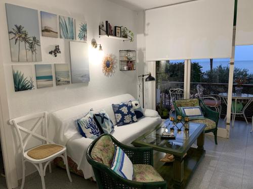 a living room with a white couch and chairs at Brisas del Mar Mediterráneo in Aguadulce
