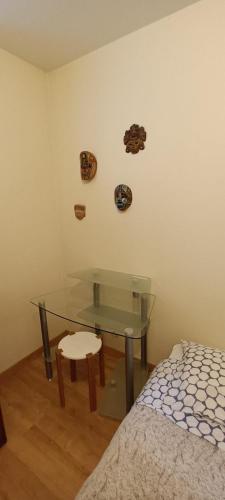 sypialnia ze szklanym stołem i łóżkiem w obiekcie Chambre Angers centre-ville gare 1 w mieście Angers