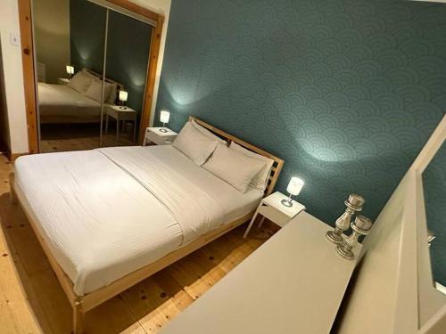 ein Schlafzimmer mit einem großen Bett und einem Spiegel in der Unterkunft Perfect Location! Entire appartement. Le Plateau. in Montreal