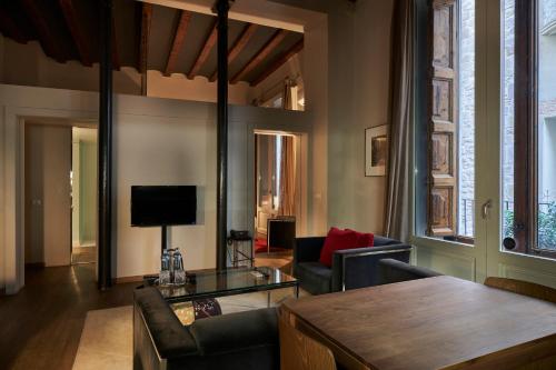 ein Wohnzimmer mit einem Sofa und einem Tisch in der Unterkunft Mercer House Bòria BCN in Barcelona