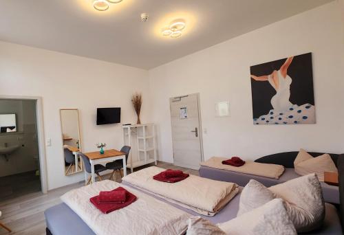 sala de estar con 2 camas y sofá en Zum Obstler - Gaststätte und Pension, en Gera