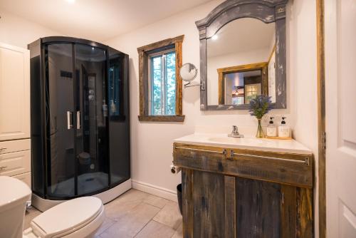 W łazience znajduje się umywalka i prysznic. w obiekcie LoveNest - Hot tub & Fireplace - Warm, cozy & relaxing w mieście Grenville-sur-la-Rouge