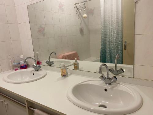 een badkamer met 2 wastafels en een spiegel bij Chambre Angers centre-ville gare 1 in Angers