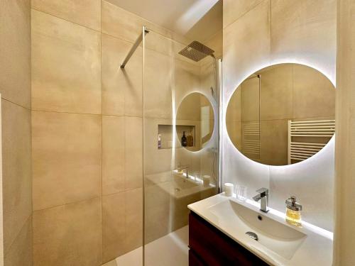 une salle de bain avec un lavabo et un miroir dans l'établissement Le Boudoir - 2 pièces et parking, au Plessis-Robinson