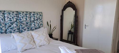 Tempat tidur dalam kamar di 18 Key Largo Ocean House of Uzurie