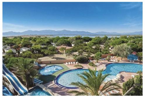 une vue aérienne d'un complexe avec deux piscines dans l'établissement Mobil home Neuf Haut standing, à Canet