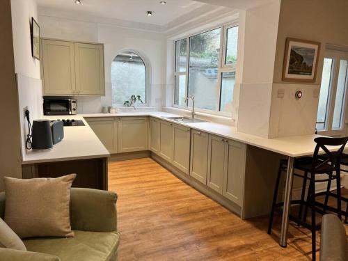 Kuchyň nebo kuchyňský kout v ubytování Arthur’s Cottage