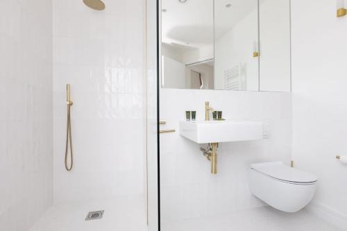 e bagno con servizi igienici, lavandino e doccia. di Luxury 2 Bedroom Duplex Holborn London a Londra