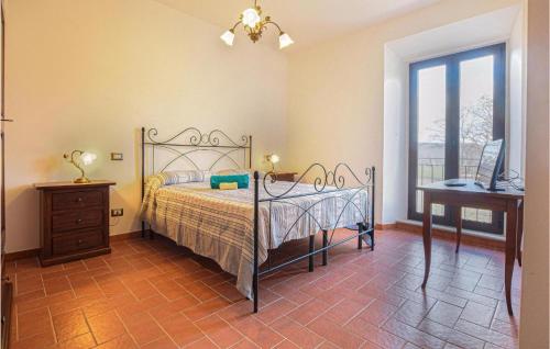 1 dormitorio con 1 cama, vestidor y ventana en La Ferrupaia, en Frosini