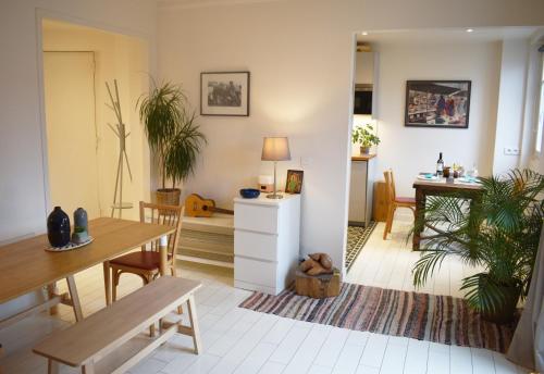 un salon avec une table et des plantes dans l'établissement Montparnasse - Market, à Paris