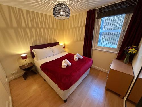 Un dormitorio con una cama con dos toallas encima. en Castle Wynd Old Town, en Edimburgo