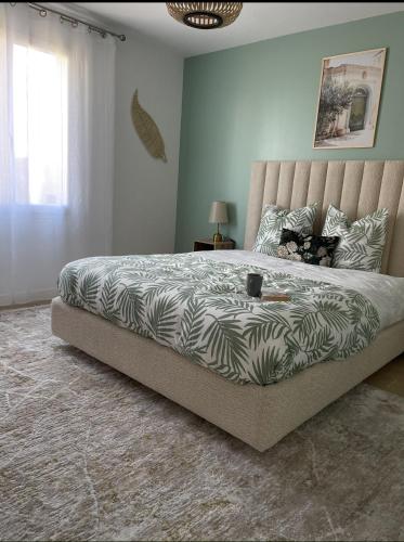 - une chambre avec un grand lit dans l'établissement Villa Sara, à Zarzis