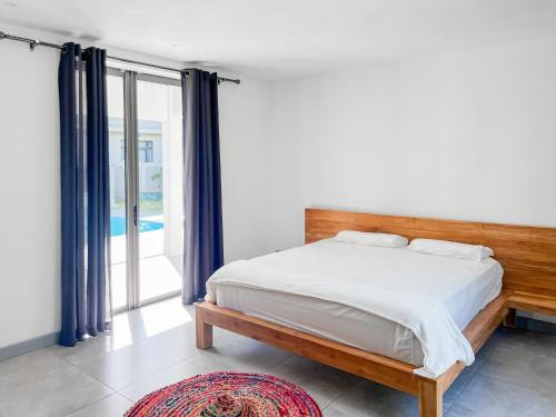 1 dormitorio con cama y ventana grande en Villa Kiko by Sealodge - 3 chambres avec piscine privée, en Balaclava