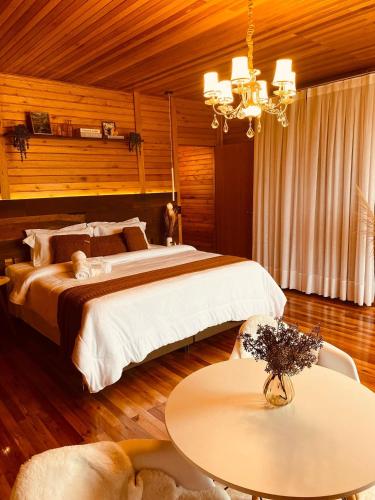 Postel nebo postele na pokoji v ubytování Chalé Romântico com jacuzzi e café da manhã em Rancho Queimado