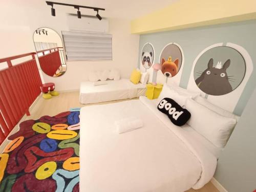 um quarto com 2 camas e uma sala de jogos com um mural de gato em Dopamine Decor New Unit Sunway Grid/4-6Pax/Netflix em Kampong Pendas