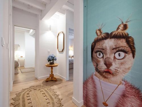 een kamer met een schilderij van een kat aan de muur bij Villa Glorïa 10PAX Parking free in Granada