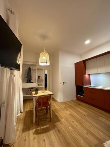ein Wohnzimmer mit einem Tisch und einer Küche in der Unterkunft Magnolia Studio in Radomlje