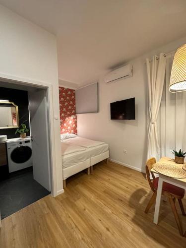ein kleines Zimmer mit einem Bett, einem Tisch und einem Esszimmer in der Unterkunft Magnolia Studio in Radomlje