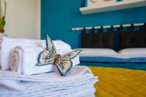 - une pile de serviettes avec une décoration aux papillons dans l'établissement Biddizzi, à Palerme