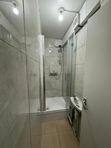 La salle de bains est pourvue d'une douche, d'une baignoire et d'un lavabo. dans l'établissement 5 Bedroom House Near Tottenham/Spurs Stadium, à Londres