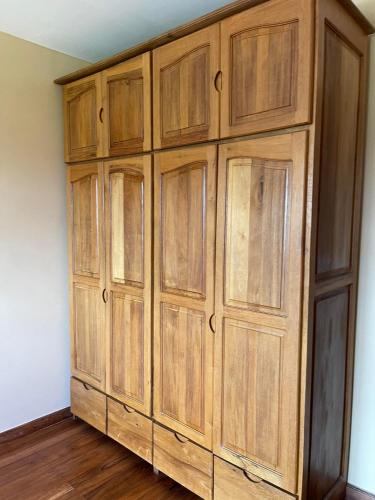um armário de madeira no canto de um quarto em APPARTEMENT VUE PANORAMIQUE em Antananarivo