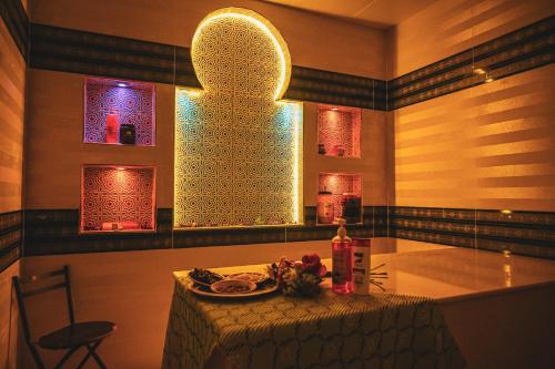 una sala da pranzo con tavolo e piatto di cibo di GREEN GARDEN HOTEL a Doha