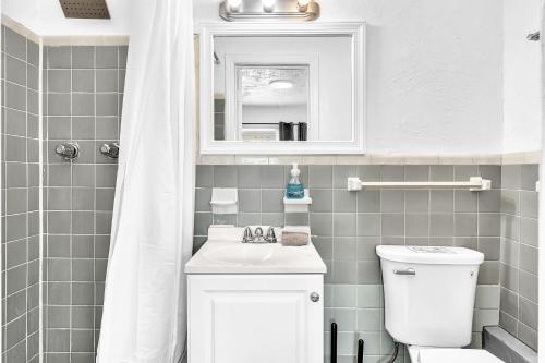 a bathroom with a sink and a toilet and a mirror at Executive Studio Hollywood Blvd & Near Beach in Hollywood