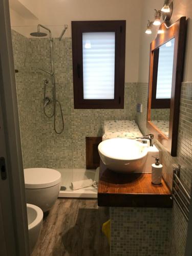 een badkamer met een wastafel, een toilet en een bad bij Brezza marina in Santa Maria Navarrese