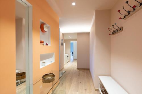 Habitación con pasillo con mampara de cristal en Lo Spole Apartment by BarbarHouse, en Milán