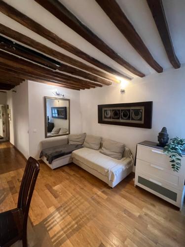 un salon avec un canapé et une table dans l'établissement Saint Germain apartment, à Paris