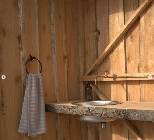 ein Badezimmer mit Waschbecken und Handtuch in der Unterkunft Trevena Cross Glamping & Camping in Helston