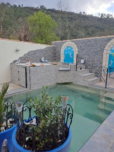 Kolam renang di atau dekat dengan ICI et MAINTENANT Chambres chez l'Habitant