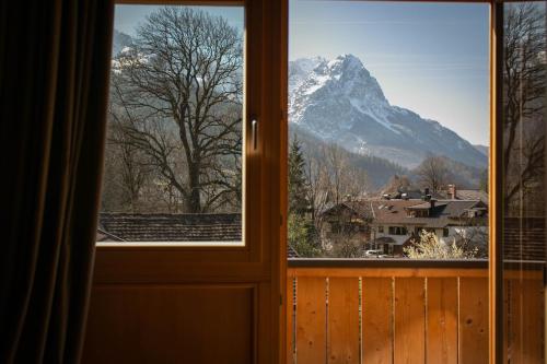 una finestra con vista sulle montagne di Bio Ferienwohnungen im Lieblingsort 1868 a Garmisch-Partenkirchen