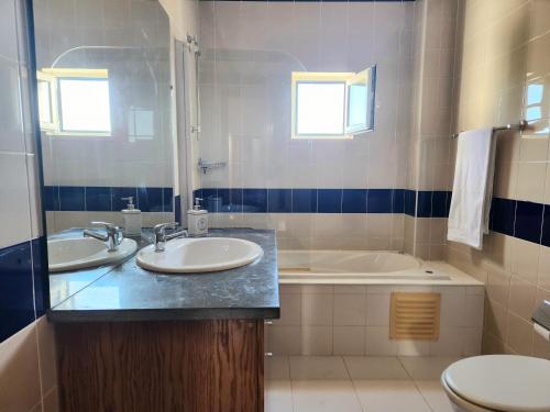 La salle de bains est pourvue de 2 lavabos et d'une baignoire. dans l'établissement Maison de charme, Olhos de Água, Albufeira, à Roja- Pé