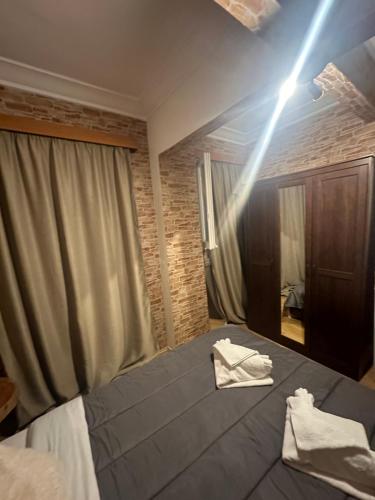 een slaapkamer met een bed met twee handdoeken erop bij The cave in Athene