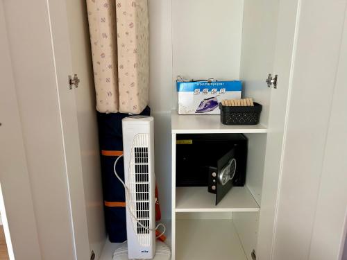 Cette petite chambre dispose du chauffage et d'un rideau. dans l'établissement Douce Agathe - Duo-Groupe, Chaleureux, Tram 200m, Centre 10min, à Strasbourg