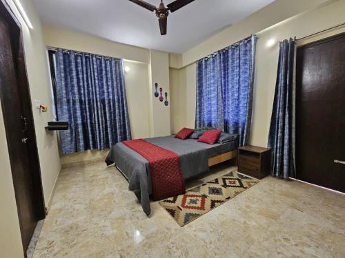 Кровать или кровати в номере Chhitij Usha enclave