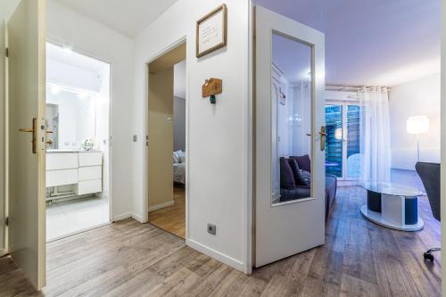un pasillo con una puerta que conduce a una sala de estar en Grande Île - Apartment near Disneyland Paris, en Meaux
