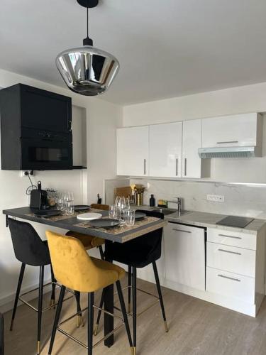 une cuisine avec une table et des chaises dans l'établissement Joli F2, 7 min de la gare, à Cannes