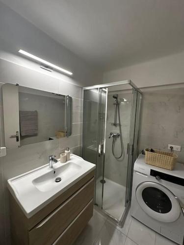 La salle de bains est pourvue d'une douche, d'un lavabo et de toilettes. dans l'établissement Joli F2, 7 min de la gare, à Cannes