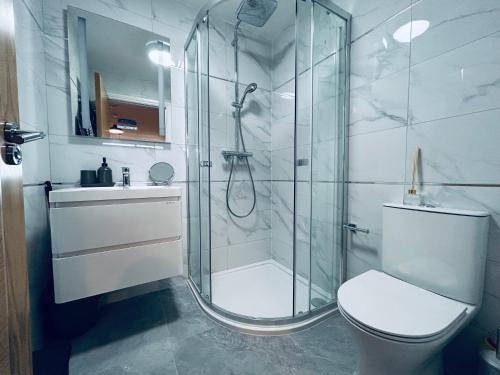 y baño con ducha, aseo y lavamanos. en Private 2 Bed Guest House - Van Parking, M25 & A1 connections, en Potters Bar