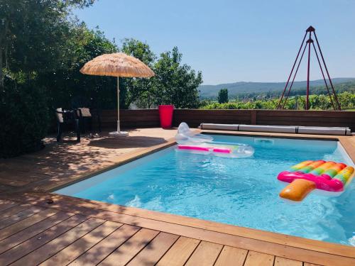 - une piscine avec deux gonflables et un parasol dans l'établissement Chez Paul, à Saint-Mard-de-Vaux
