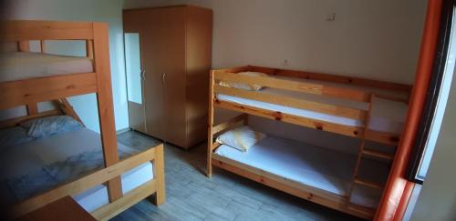 Zimmer mit 2 Etagenbetten und einem Spiegel in der Unterkunft Hišica na morju in Ankaran