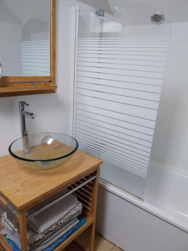 a bathroom with a sink and a window at Maison Marinette in La Turballe